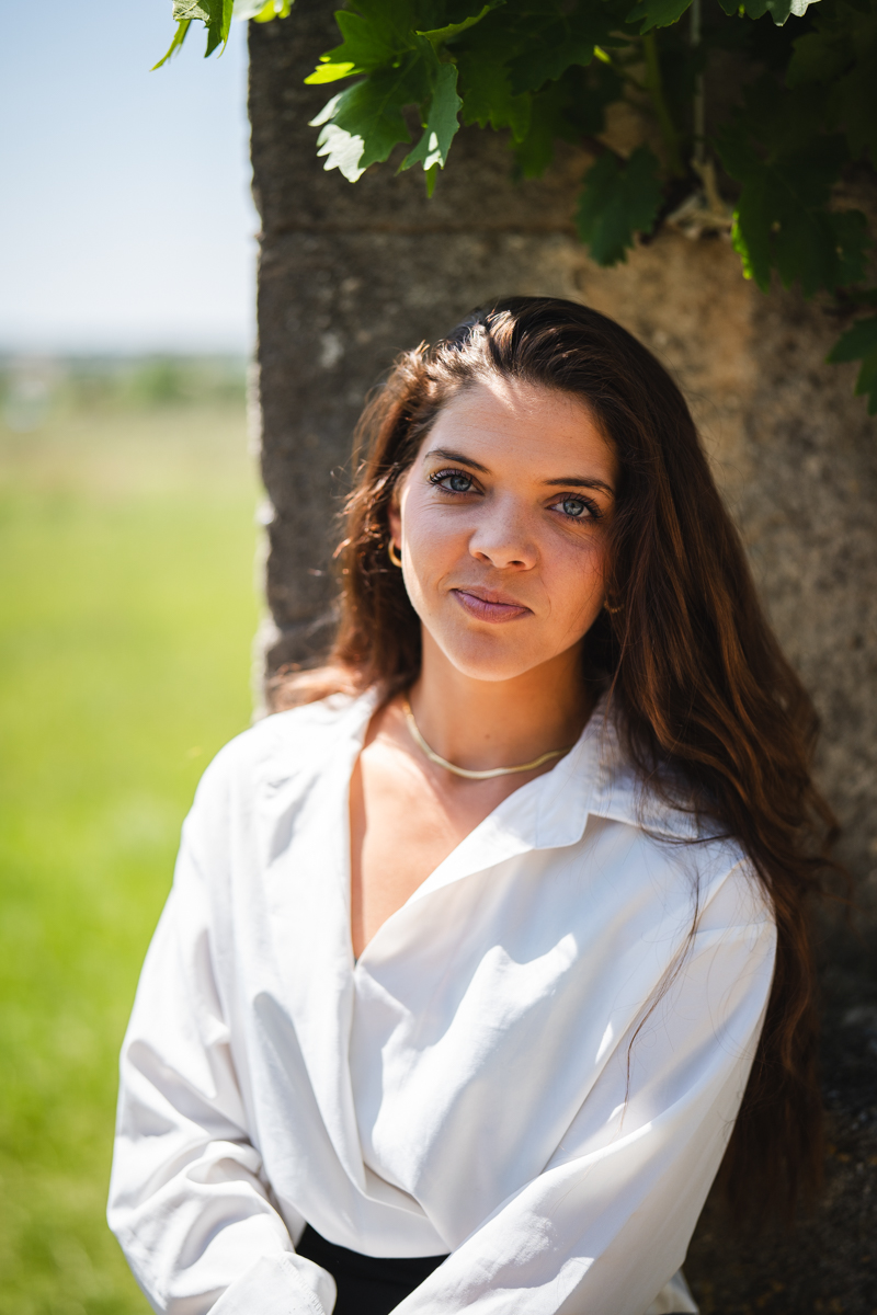 Portrait en couleur en extérieur d'une wedding planner en chemise blanche, photographe portrait en Occitanie