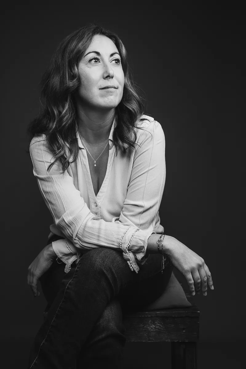 Sabrina Patalano, DRH externalisée, regard tourné vers la lumière, portrait noir et blanc