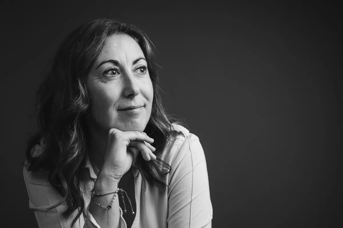 Sabrina Patalano, DRH externalisée, menton posé sur la main, regard pensif hors cadre, portrait noir et blanc horizontal