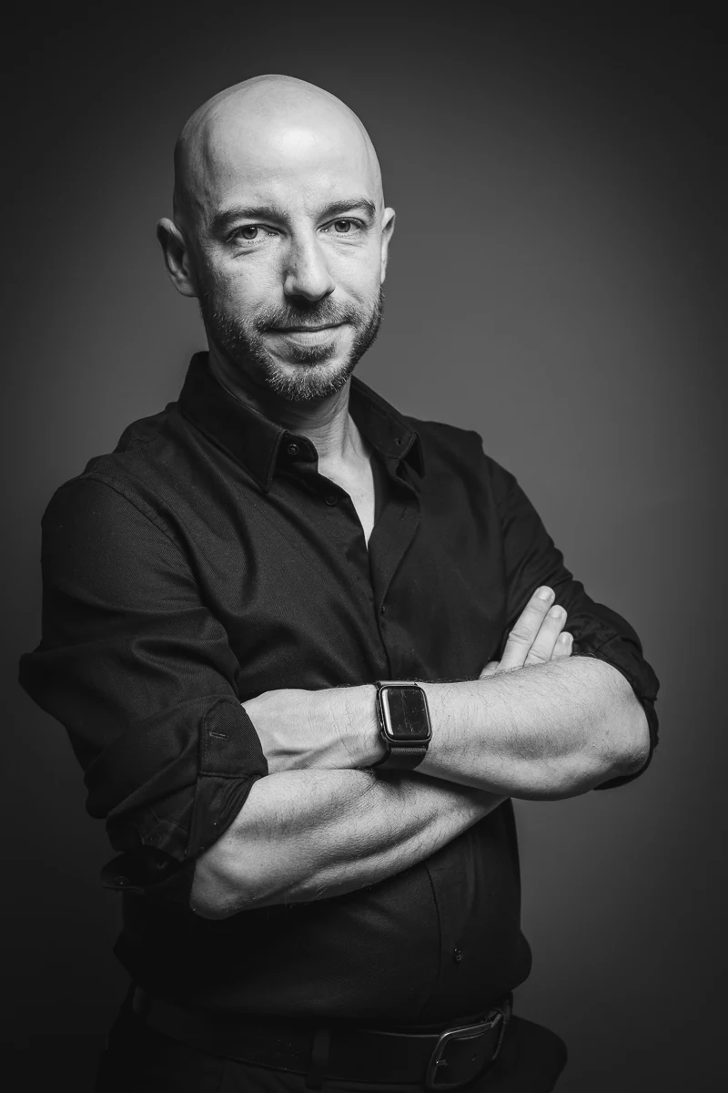 Thibault Maestracci, photographe portrait corporate, bras croisés, portrait serré