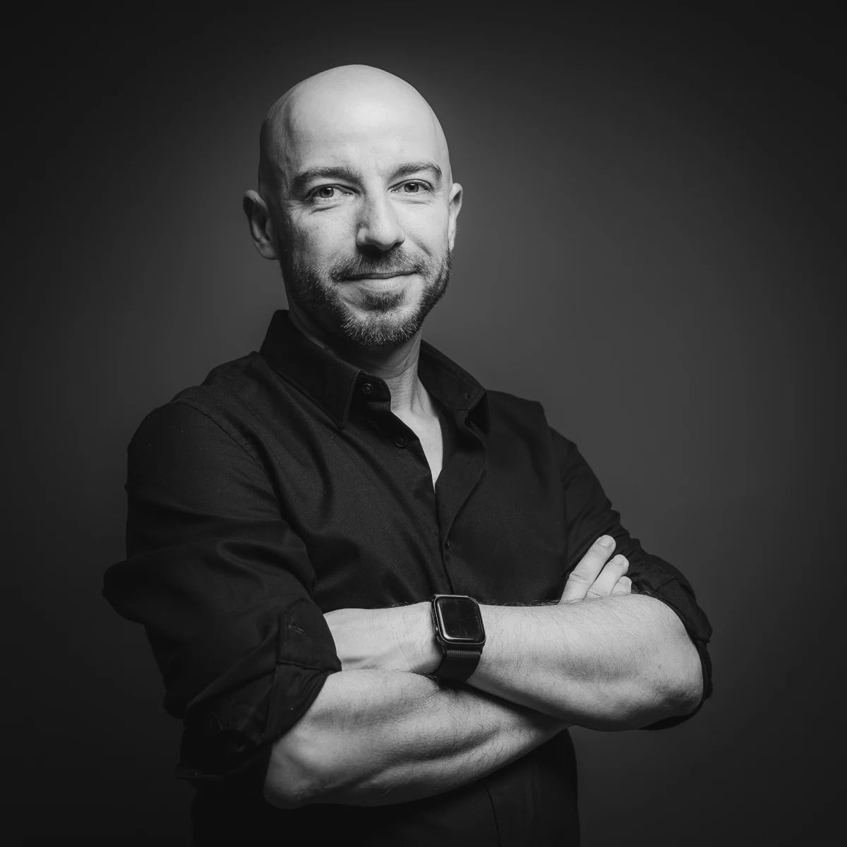 Thibault Maestracci, photographe portrait corporate, bras croisés et léger sourire